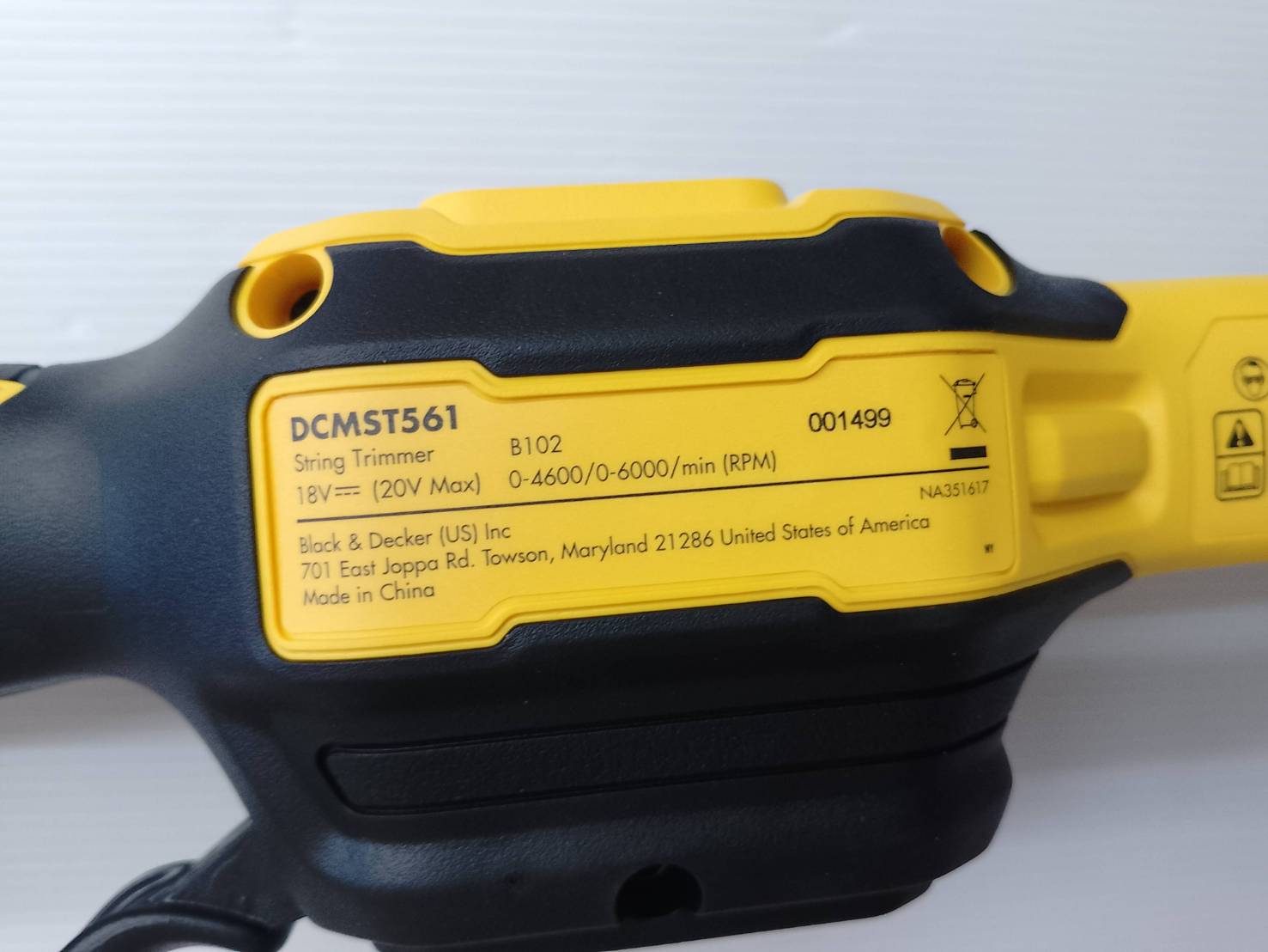 DEWALT รุ่น DCMST561P1-B1 เครื่องเล็มหญ้าไร้สาย 20Vmax (พร้อมกับแบตเตอรี่ 5.0AH)