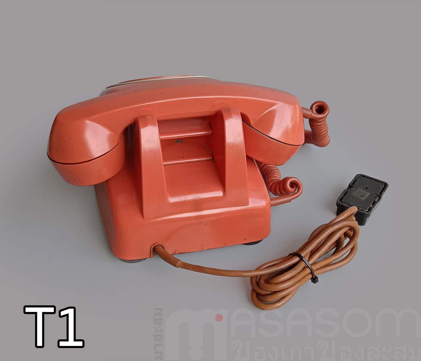 โทรศัพท์แป้นหมุนเก่าสีส้ม