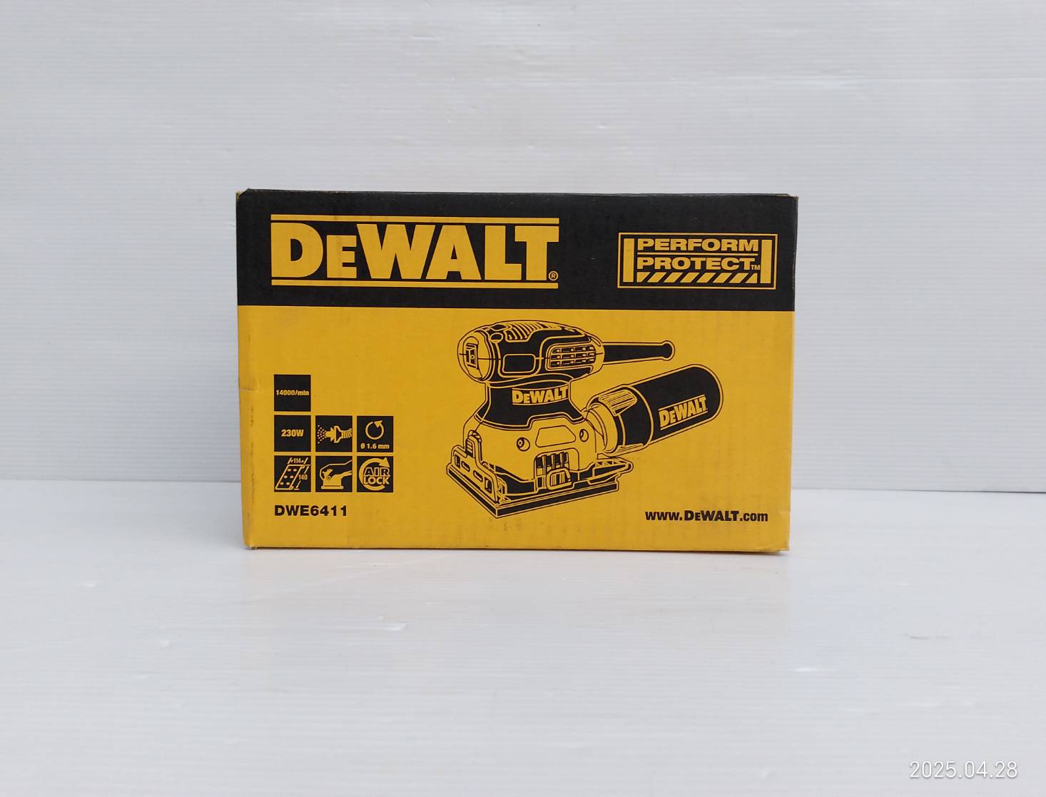 DEWALT เครื่องขัดกระดาษทราย 1/4 (230W) DWE6411-B1