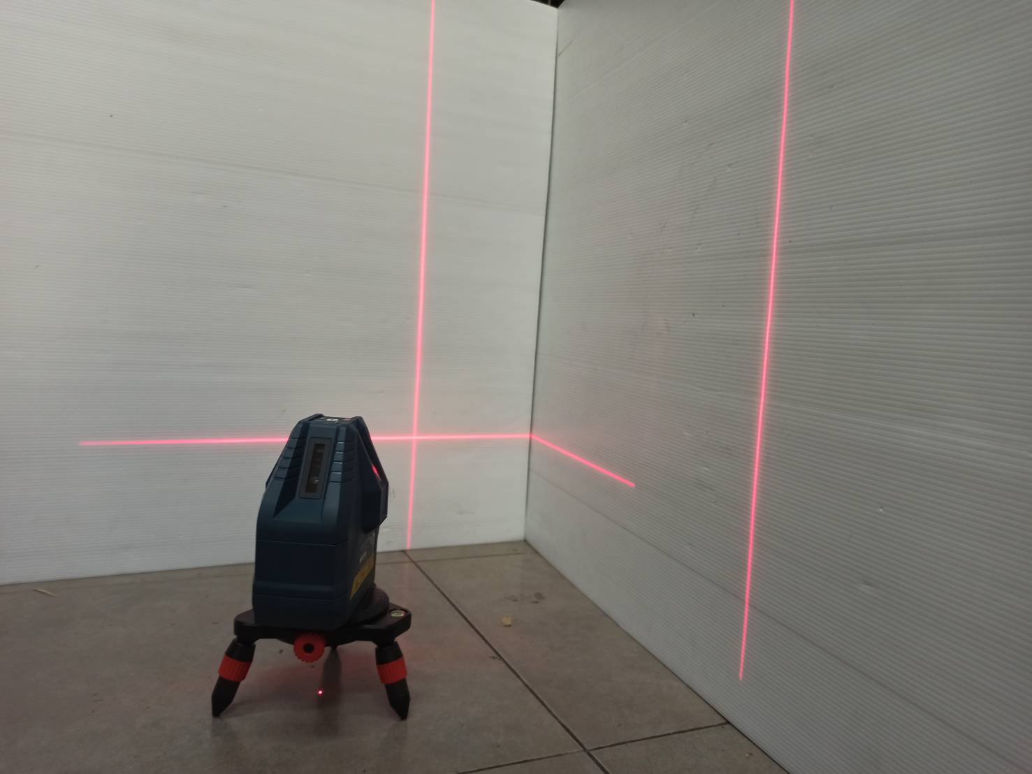 เลเซอร์ระดับ5เส้น แสงแดง GLL5-50X KIT BOSCH พร้อมขาตั้ง