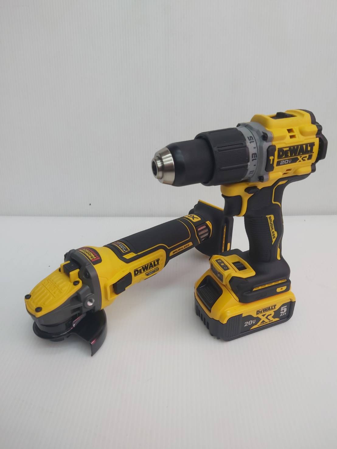 คอมโบ้ชุดสว่านไร้สาย20V (DCD805+DCG409) DCK2216P2T DEWALT
