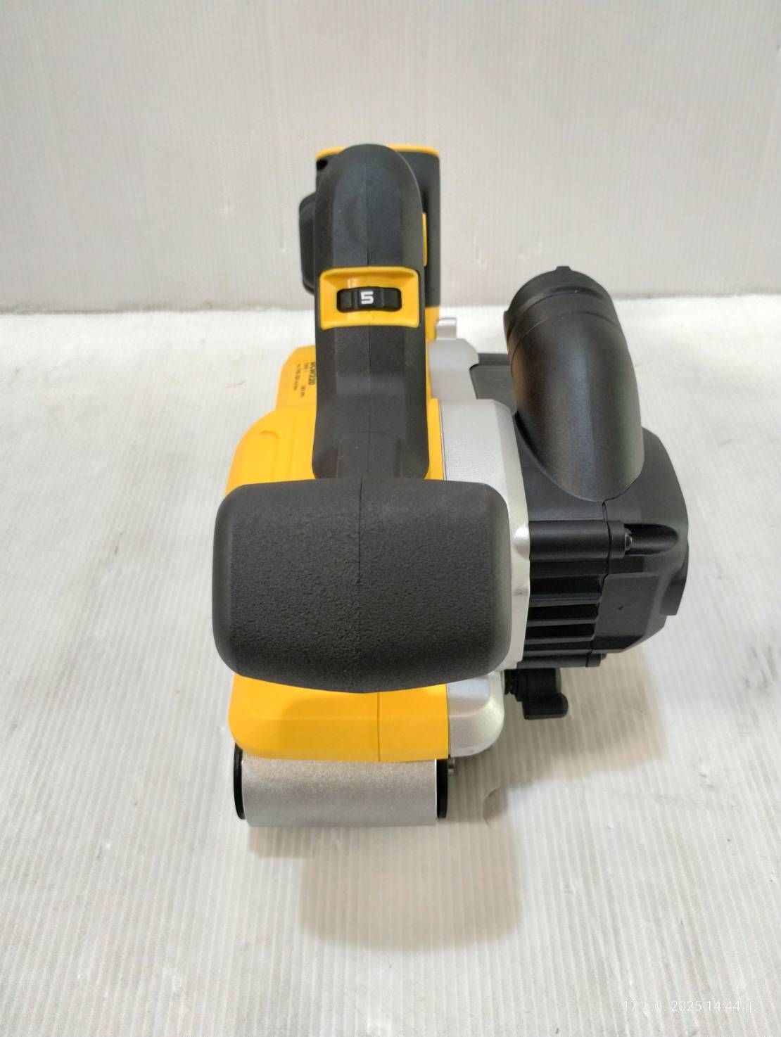 เครื่องขัดกระดาษทรายสายพาน20V DCW220N Dewalt (ตัวเปล่า)