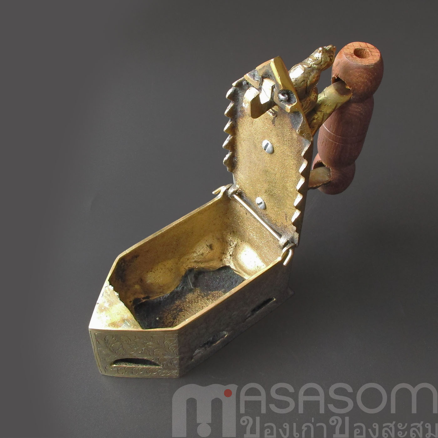 เตารีดทองเหลืองตอกลายขนาดเล็ก