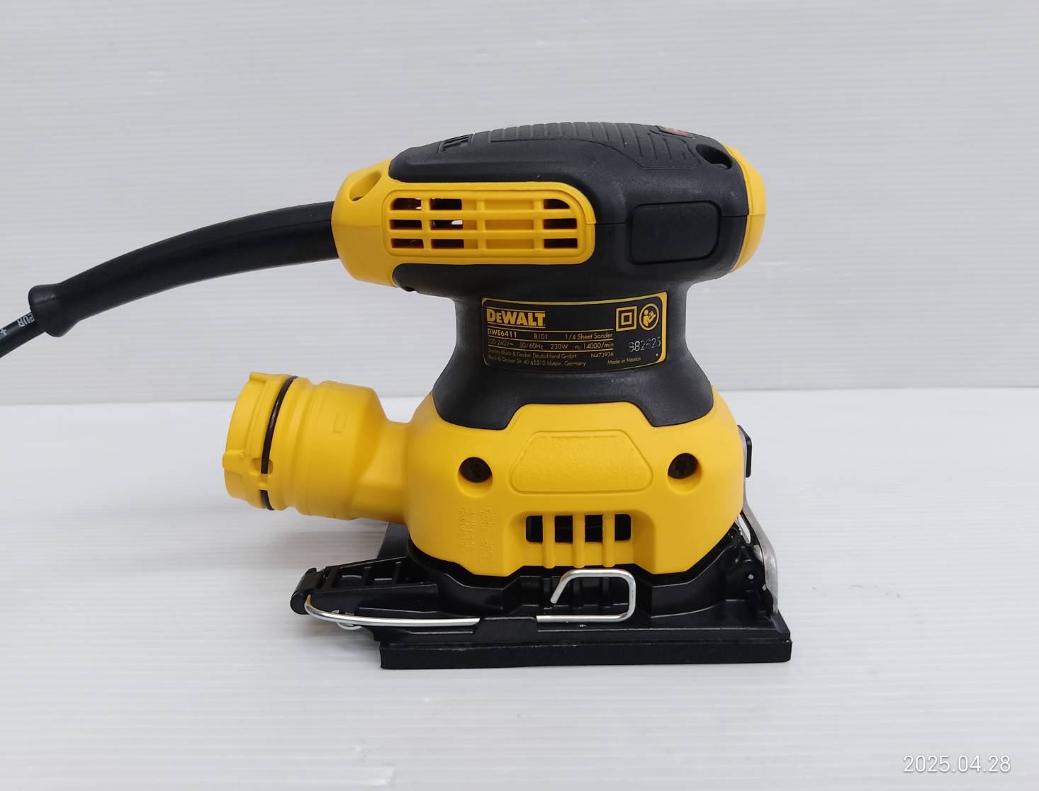 DEWALT เครื่องขัดกระดาษทราย 1/4 (230W) DWE6411-B1