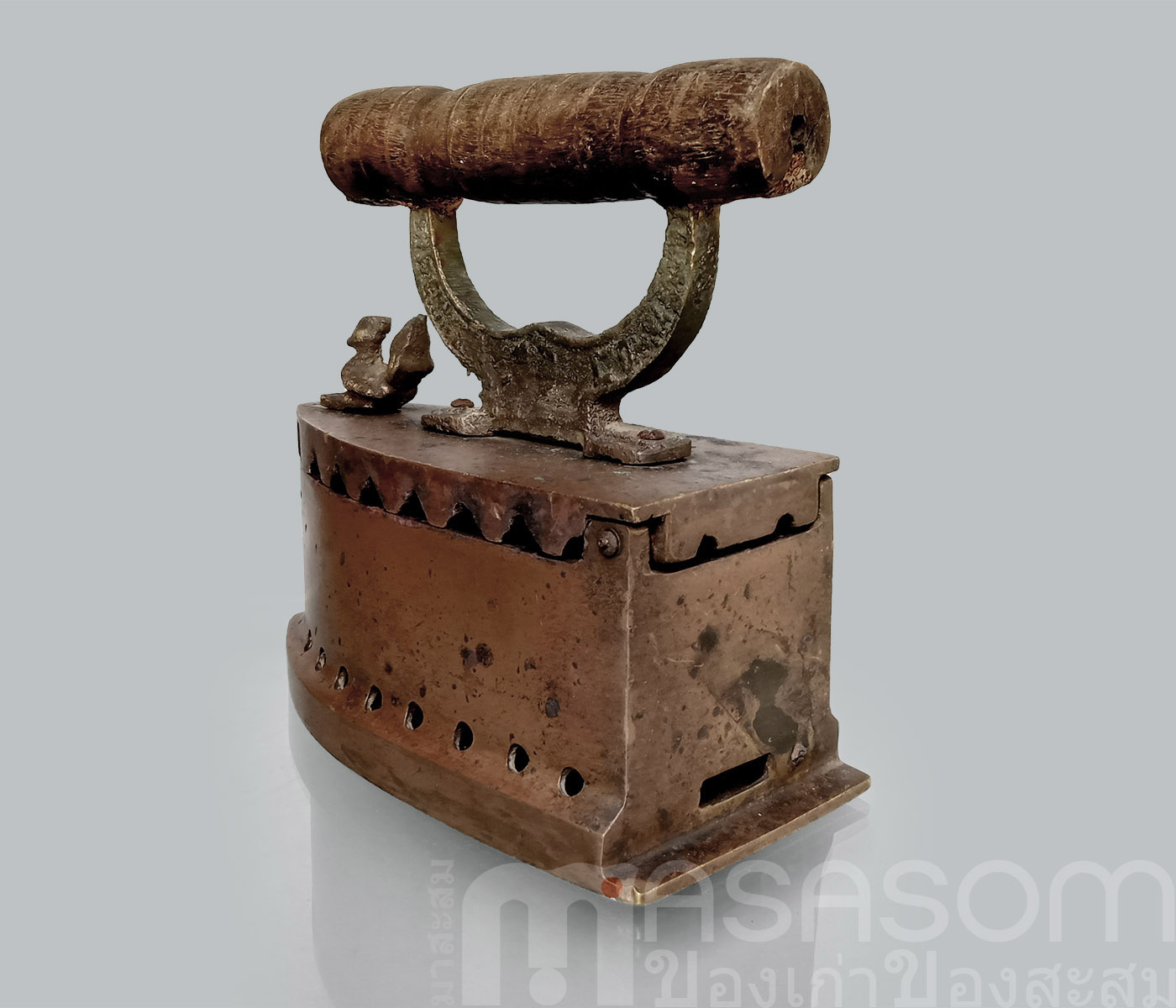 เตารีดทองเหลืองโบราณ