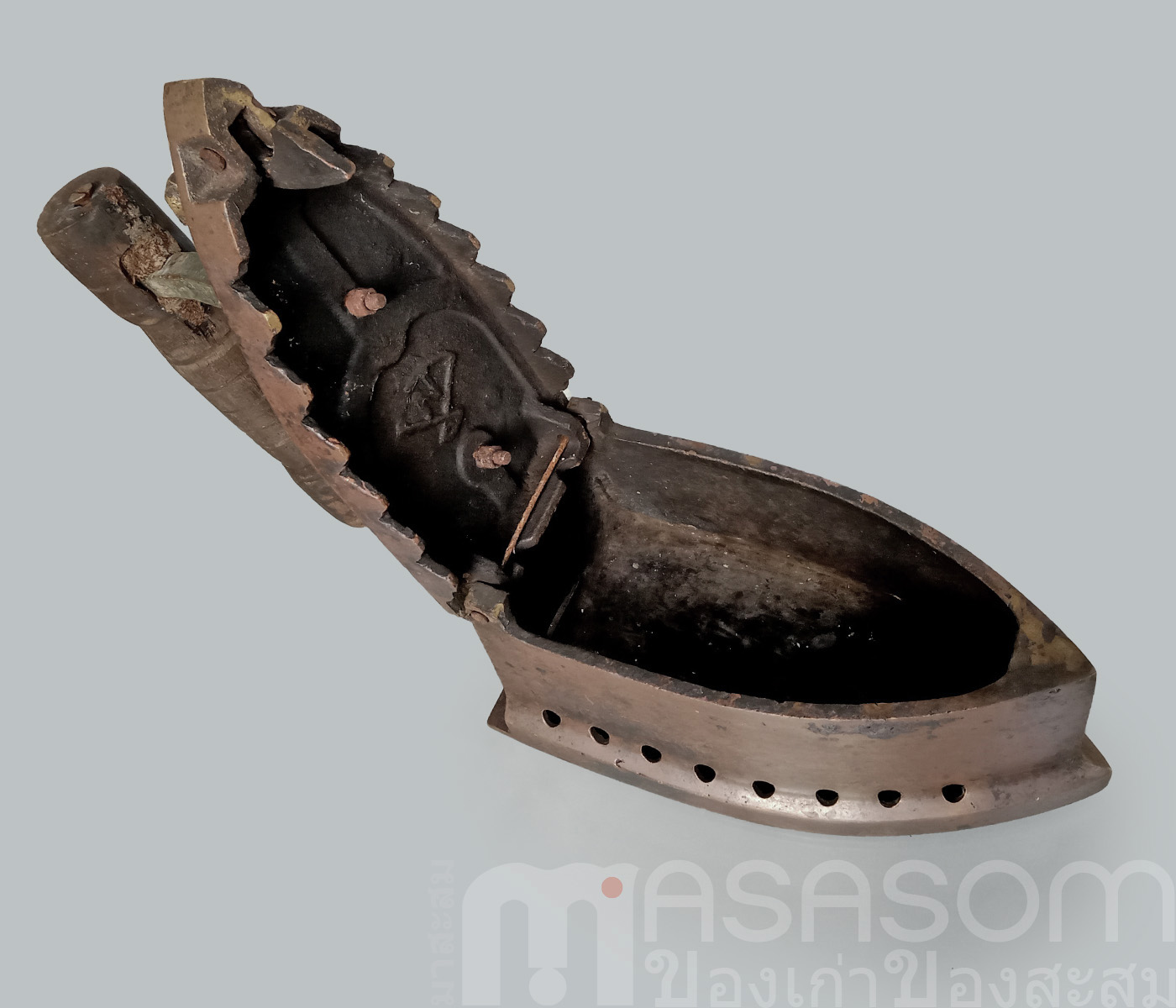 เตารีดทองเหลืองโบราณ