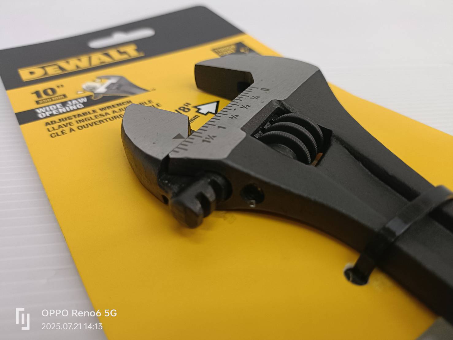 DEWALT ประแจเลื่อนขนาด 10 นิ้ว รุ่น DWHT80268 ความกว้างของขากรรไกร 1-11/32 นิ้ว ผลิตจากเหล็กกล้าทั้งชิ้น