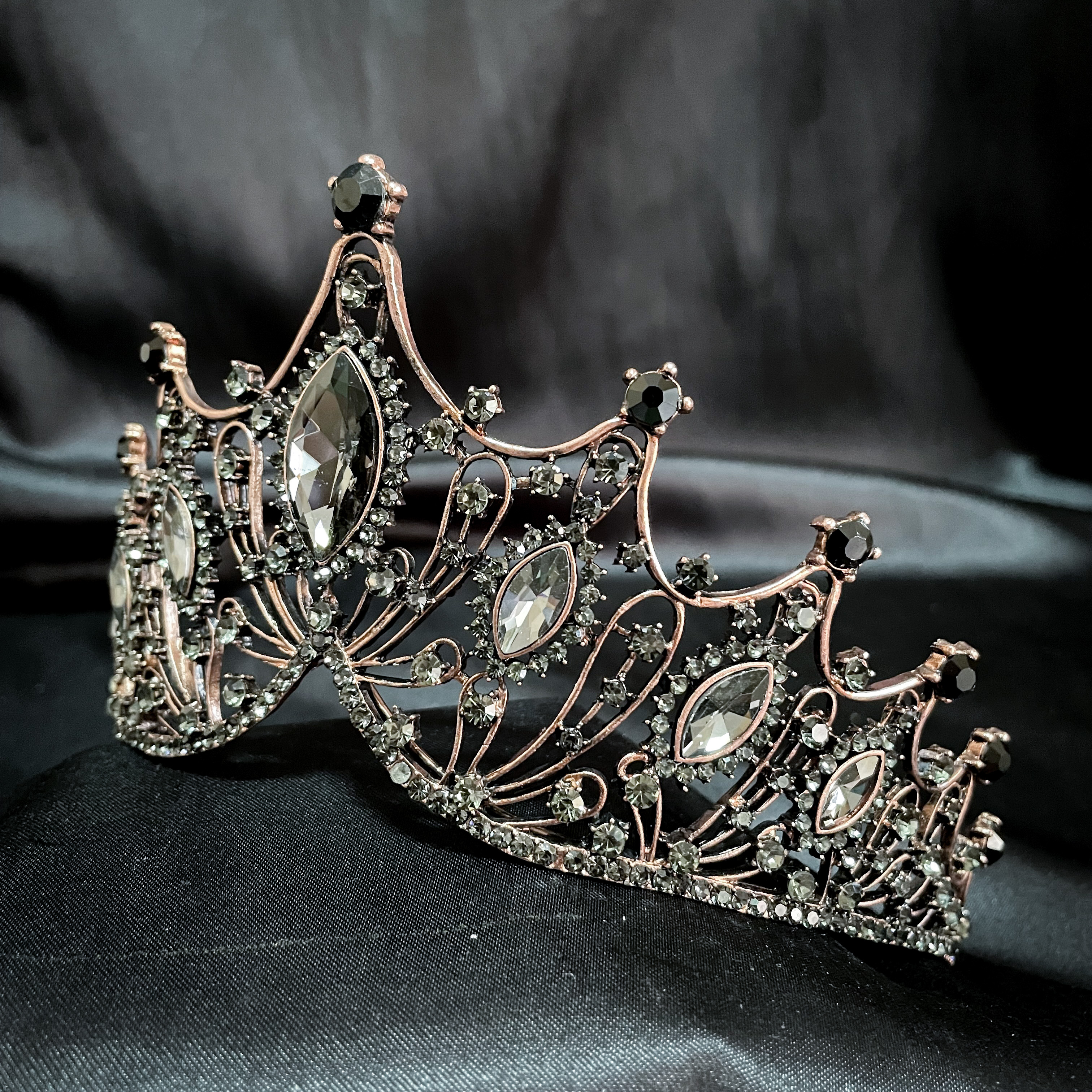 (พร้อมส่ง) มงกุฎสีดำ 303 มงกุฎนางงาม งานสวย ปราณีต QCเพชรทุกเม็ด สินค้าพร้อมส่งจากไทย