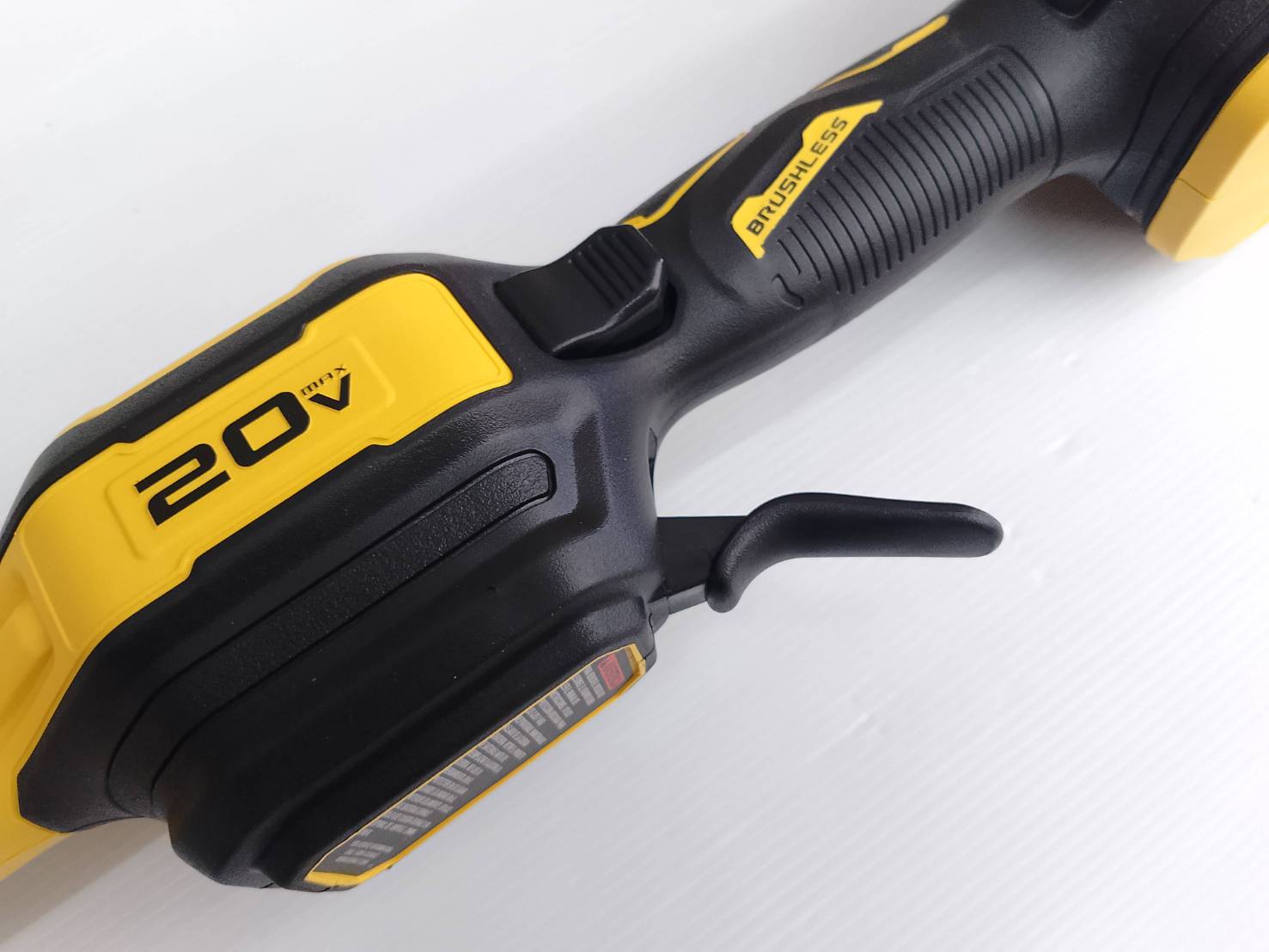 DEWALT รุ่น DCMST561P1-B1 เครื่องเล็มหญ้าไร้สาย 20Vmax (พร้อมกับแบตเตอรี่ 5.0AH)