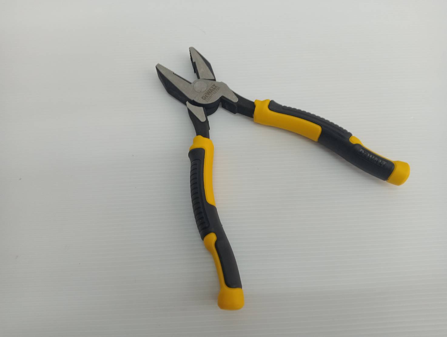 DEWALT รุ่น DWHT82795-0 คีมปากตรง DEWALT ขนาด 215 มม.