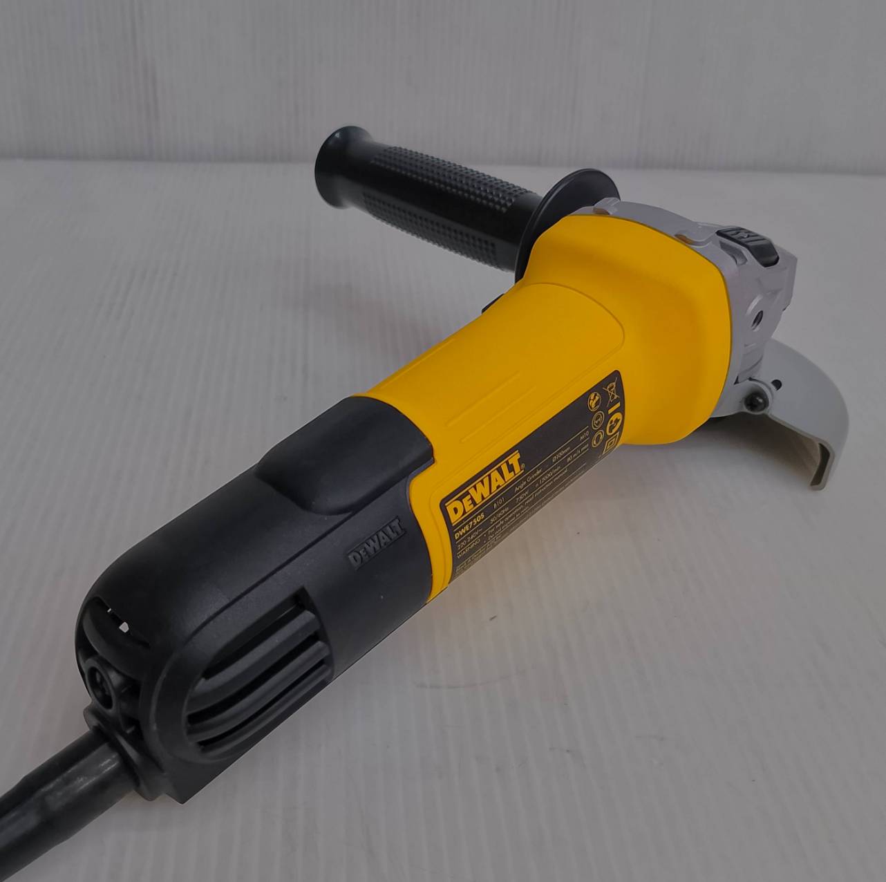 เครื่องเจียร4" DWE750S DEWALT รุ่นอัลต้าสลิม สวิตช์เลื่อนข้าง