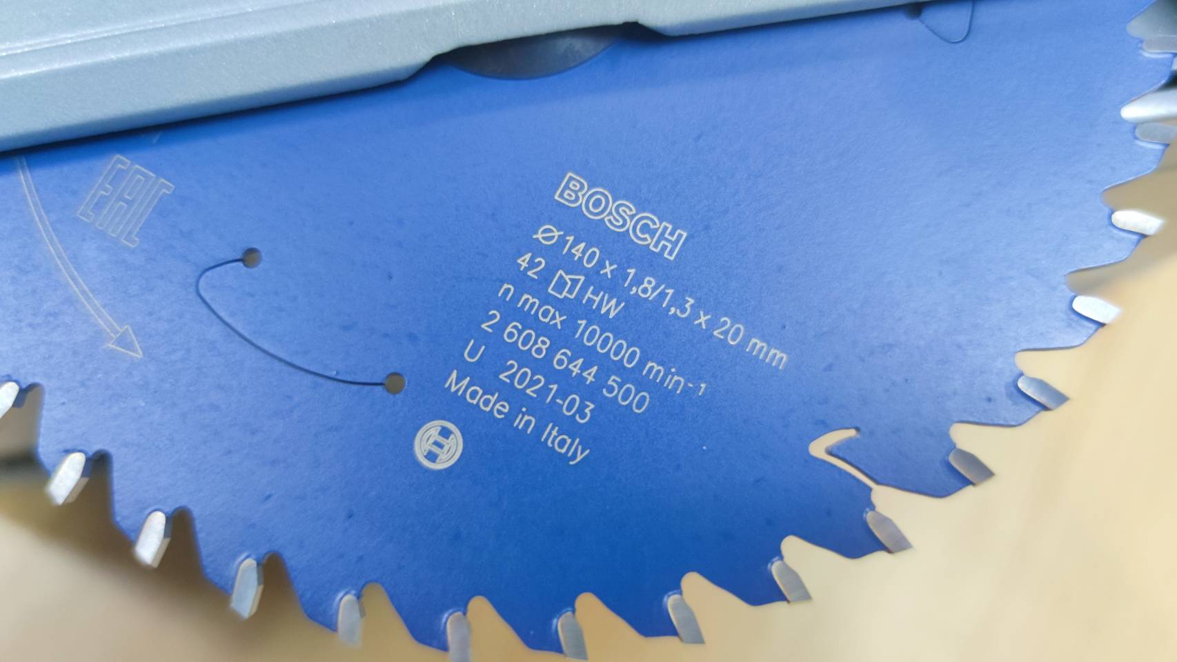 เลื่อยวงเดือนแบบรางไร้สาย GKT18V-52GC BOSCH SOLO (ไม่รวมราง)