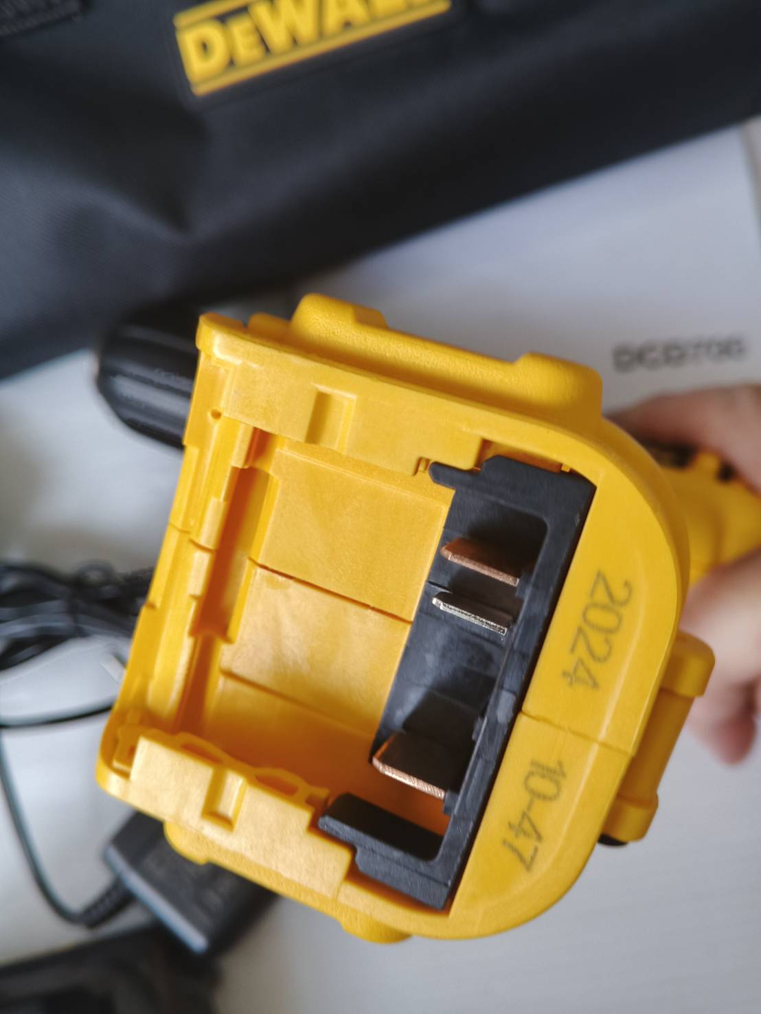DEWALT รุ่น DCD700S2A-B1 สว่านไขควงไร้สาย 12V + ชุดดอก 109 ชิ้น