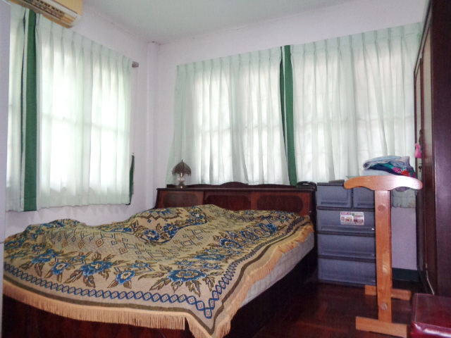 H1201 ขายบ้านเดี่ยว 50 ตร.วา หมู่บ้านวรารักษ์ อยู่ถนนเลียบคลองสอง ซอย27 ใกล้ซาฟารีเวิลด์ แชวงสามวาตะวันตก มีนบุรี ตกแต่งสวย พร้อมอยู่