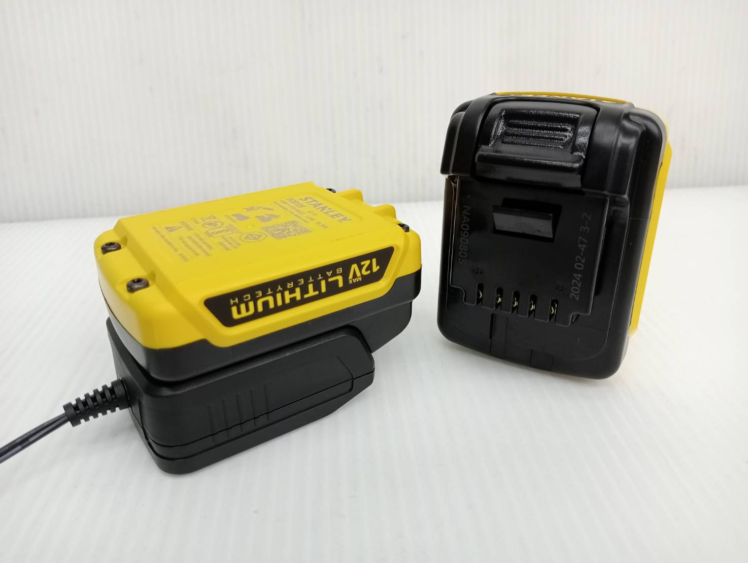 STANLEY รุ่น SCH121S2K-B1 สว่านกระแทกไร้สาย 12V Max พร้อมแบตเตอรี่ 1.5AH*2