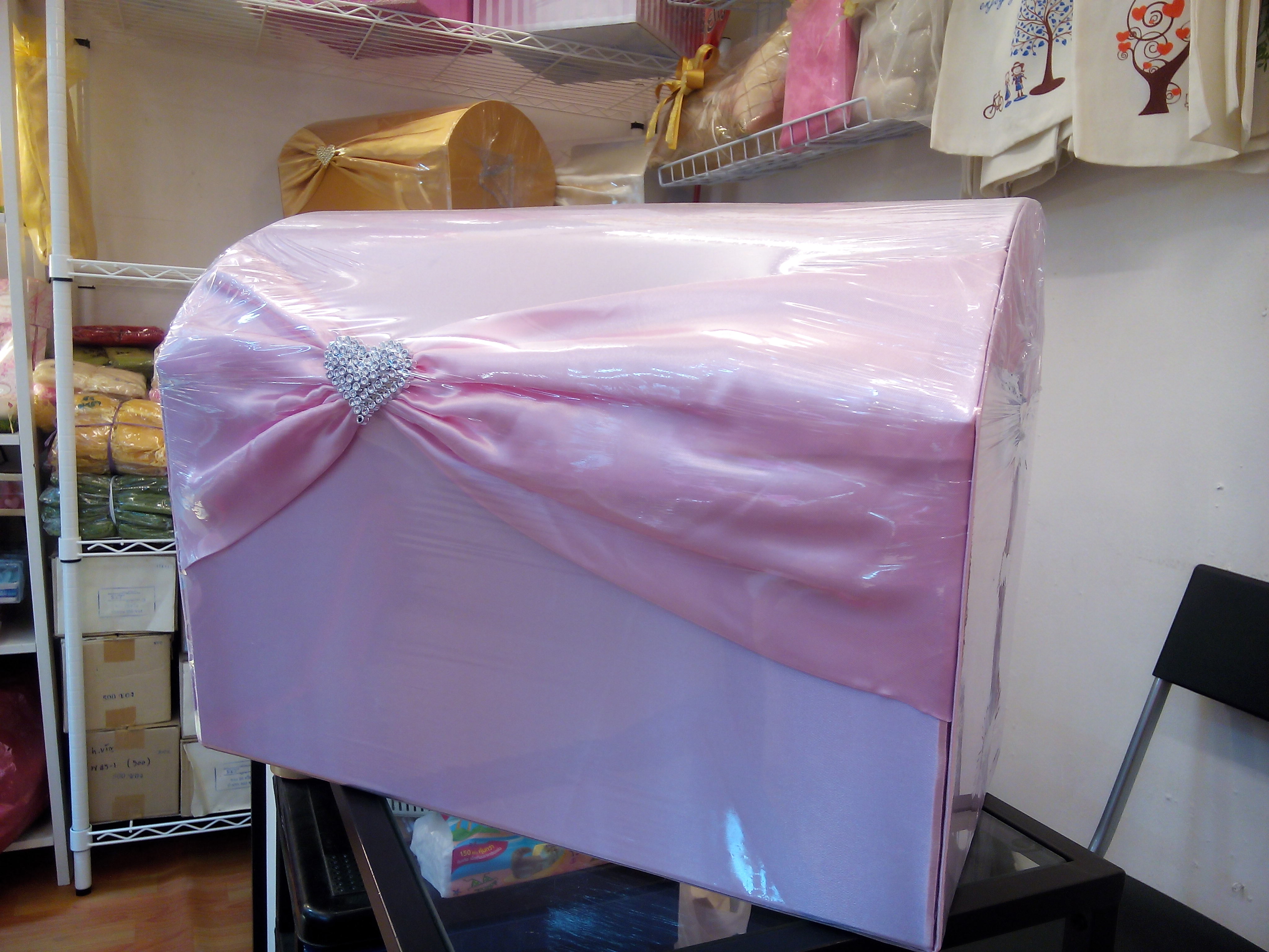 กล่องรับซองหีบสมบัติผ้าไหม คาดโบว์ใหญ่ ติดหัวใจเพชร