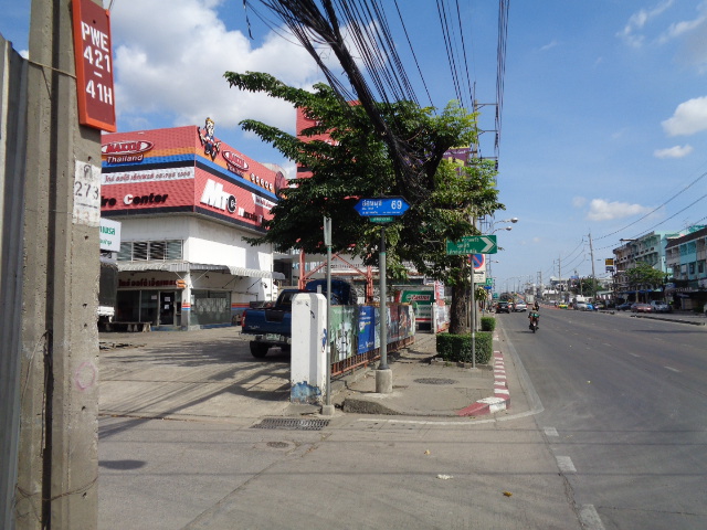 H982 ขายที่ดินเปล่า 100 ตร.วา อยู่ซอยอ่อนนุช69 ใกล้แยกประเวศ ห่างจากถนนใหญ่เพียง 50 เมตร เหมาะสำหรับทำที่พักอาศัย หรือสำนักงาน ห่างจุดขึ้นลงมอเตอร์เวย์ ด่านอ่อนนุช 500 เมตร ขนาดที่ดิน กว้าง13 เมตร ลึก 28 เมตร