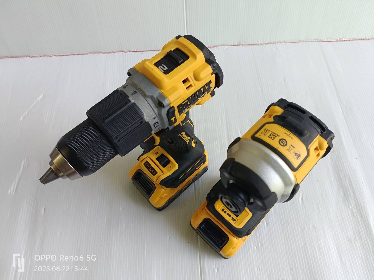 DEWALT รุ่น DCK2050S2T-B1 ชุดคอมโบ้สว่านกระแทกและไขควงกระแทกไร้สายไร้แปรงถ่าน 20V Max