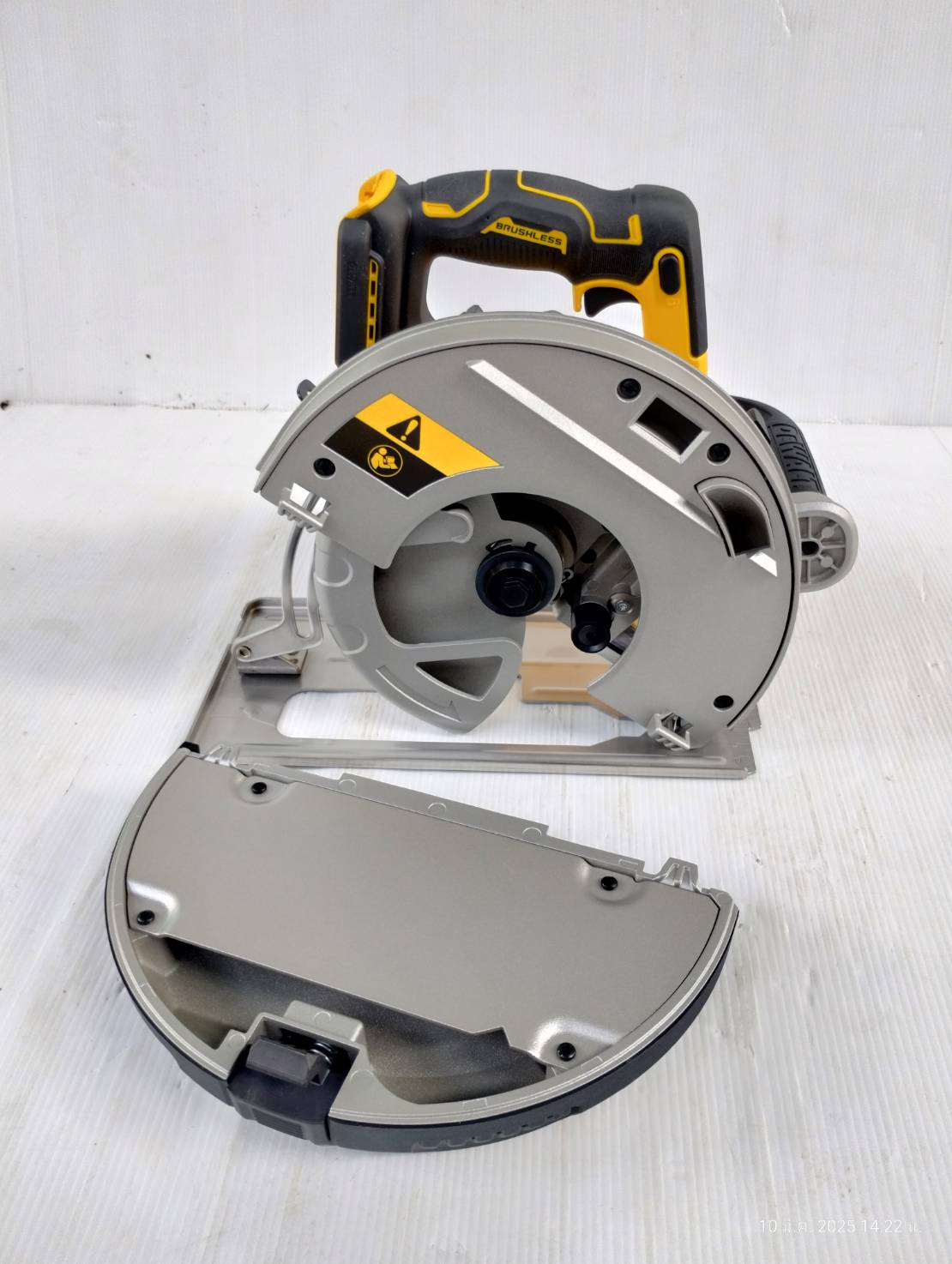DEWALT รุ่น DCS383N-B1 เลื่อยวงเดือนตัดโลหะไร้สาย 20V Max XR ไร้แปรงถ่าน 7-1/4" (เฉพาะตัวเครื่อง)
