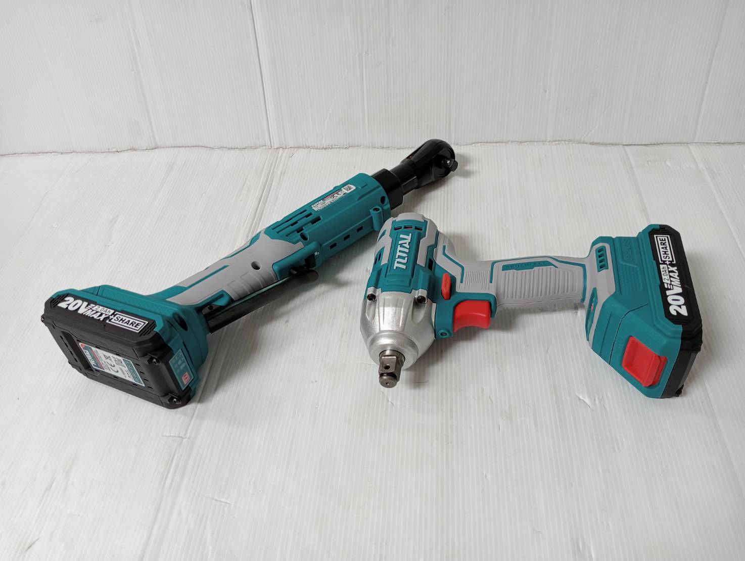 Total เครื่องยิงลูกบ๊อกซ์ + ด้ามฟรี ไร้สาย 20 โวลท์ + ชุดลูกบ๊อกซ์ (แบตเตอรี่ 2 ก้อน + แท่นชาร์จ)รุ่น TOSLI23043