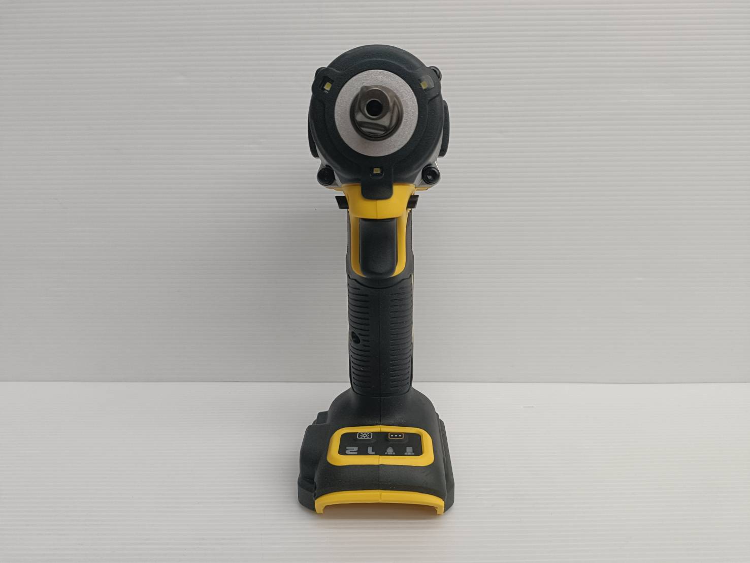 DEWALT บล็อกกระแทกไร้สาย 4 หุน 20V DCF922N-B1