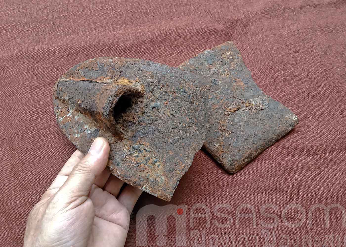 ผานไถโบราณหัก