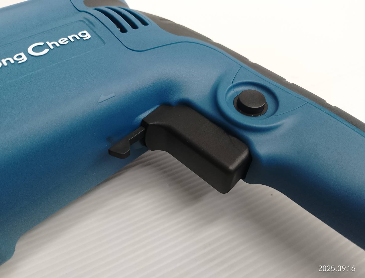 DONG CHENG สว่านโรตารี่ 3ระบบ SDS-PLUS 800W รุ่น DZC05-26B