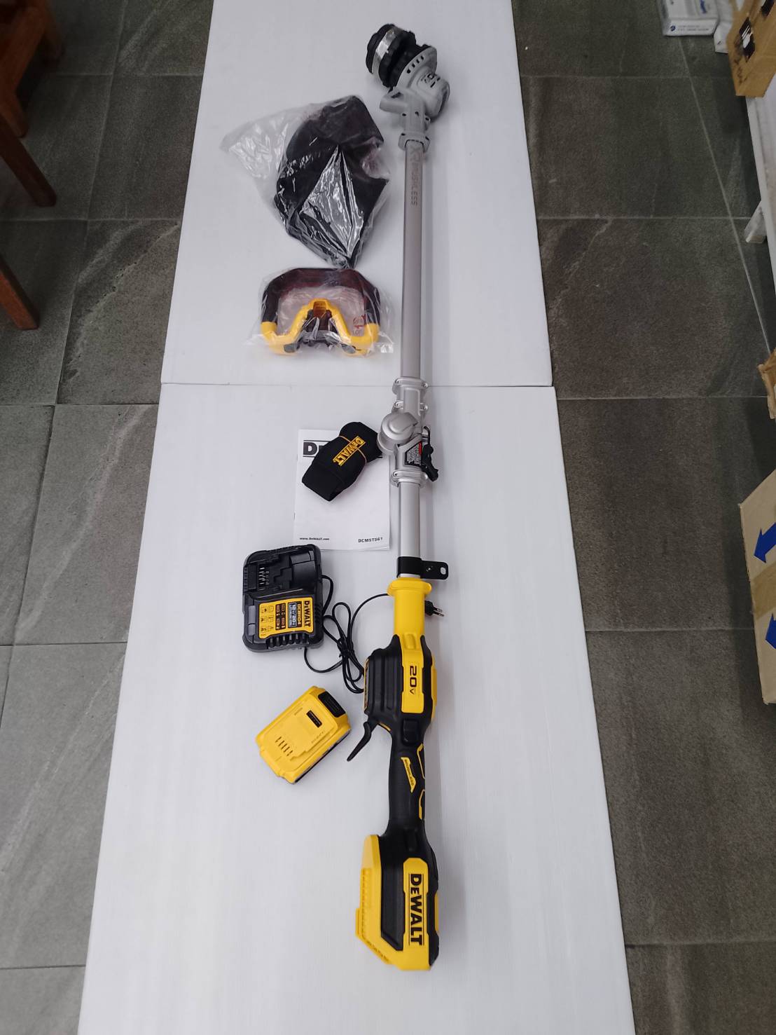 DEWALT รุ่น DCMST561P1-B1 เครื่องเล็มหญ้าไร้สาย 20Vmax (พร้อมกับแบตเตอรี่ 5.0AH)