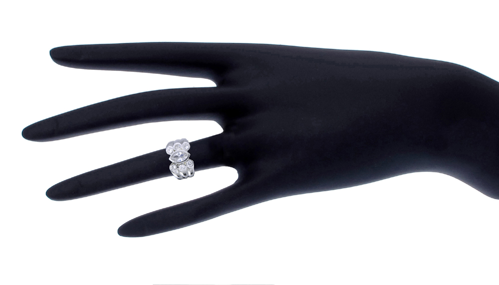 แหวนพลอยผู้ชาย ประดับเพชรCZ แหวนทรงมาร์คี ข้างๆฝังเพชรข้างละ 3 เม็ด บ่าฉลุร่อง ดีไซน์แปลกตา มีความคลาสสิกให้ลุคกลางวันสบายๆ