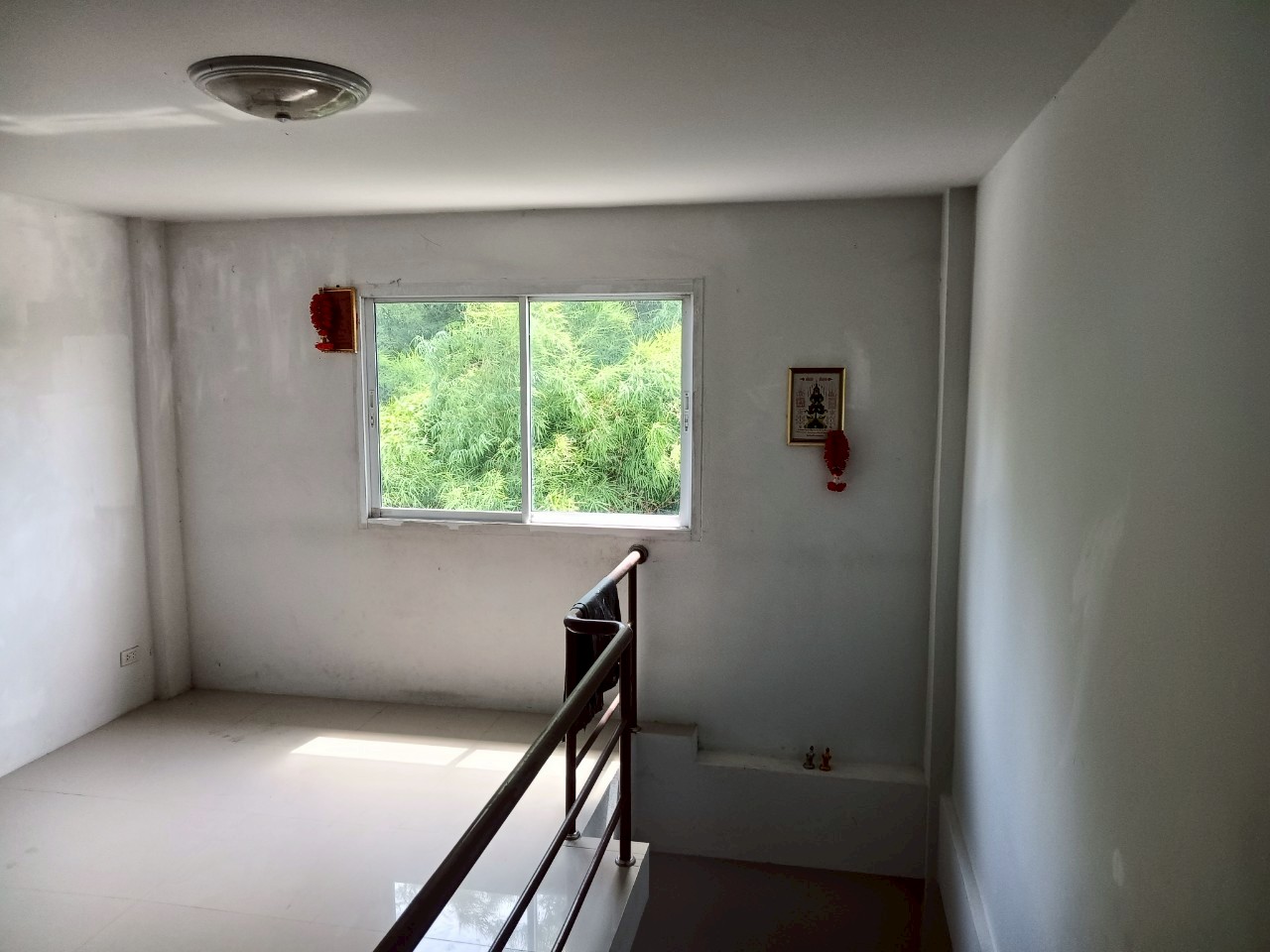 H1265 เซ้งตึกแถว 3.5ชั้น 3คูหา ใกล้วัดสวนแก้ว อยู่ติดทางเข้าวัดศรีราษฎร์ ติดถนนบางกรวย-ไทรน้อย ทำเลดี เหมาะค้าขายหรือทำธุรกิจ