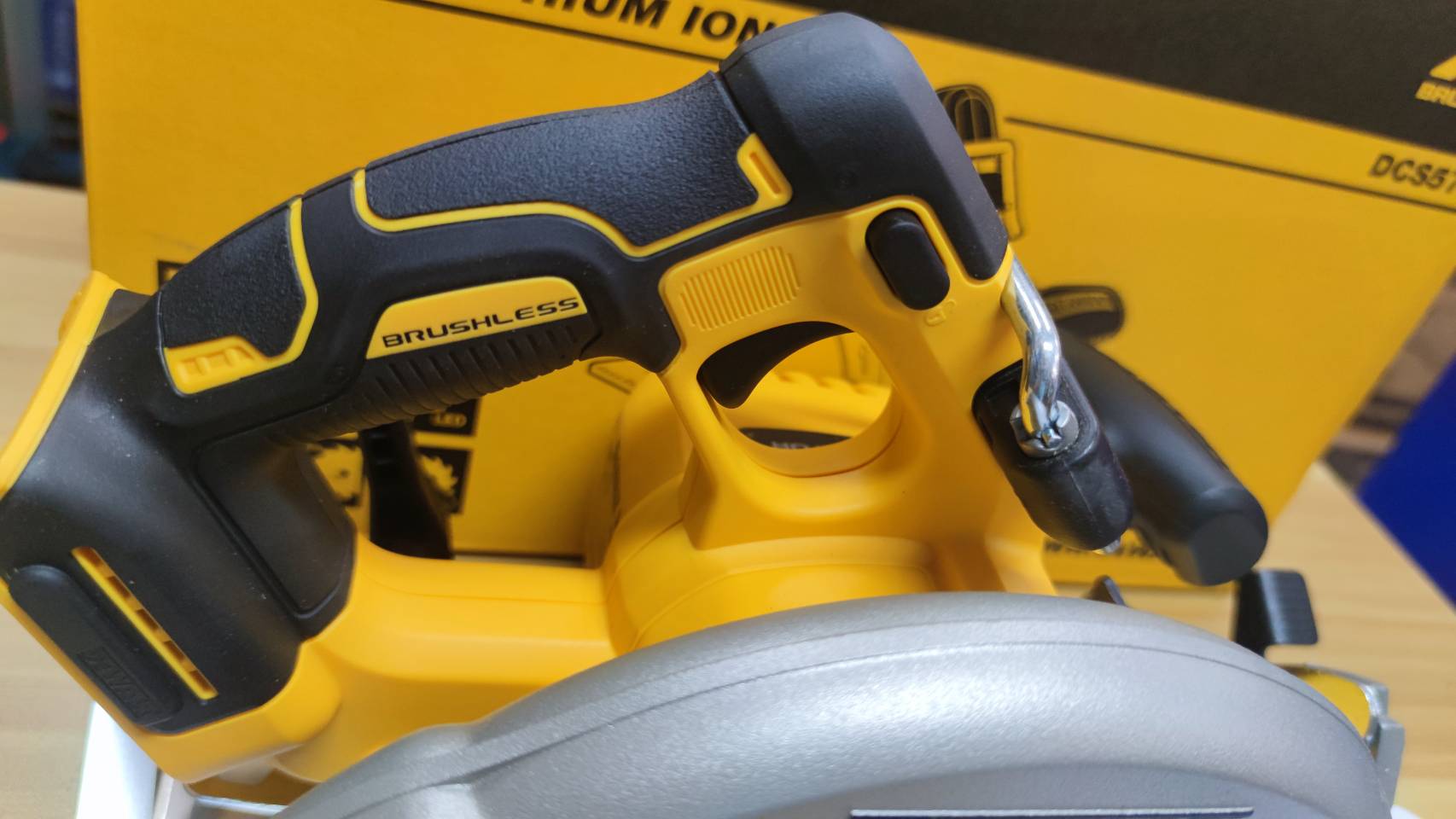 เลื่อยวงเดือน7" DCS570N DEWALT