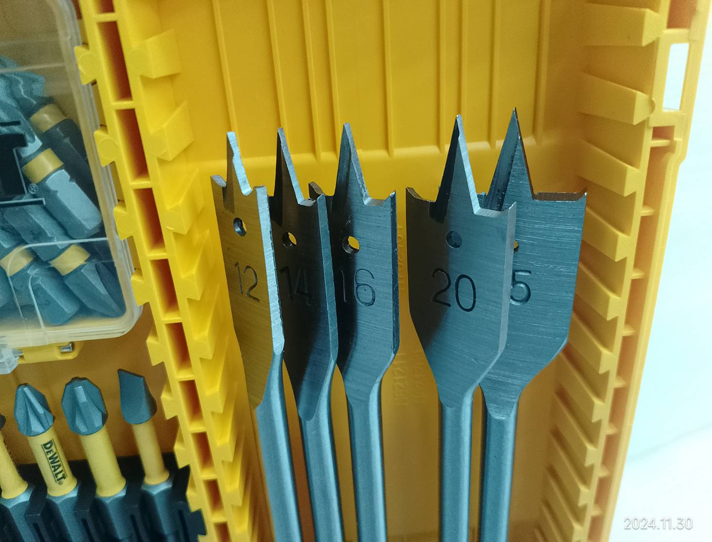 ชุดดอกไขควง DEWALT 100 ปี ให้ดอกสว่านมากถึง 61 ชิ้น รุ่น DWACS61P