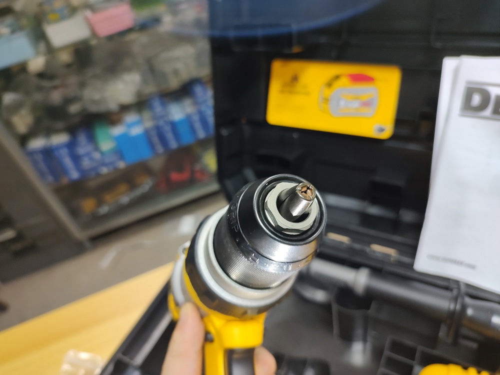 สว่านกระแทกไร้สาย20V DCD999T1 DEWALT