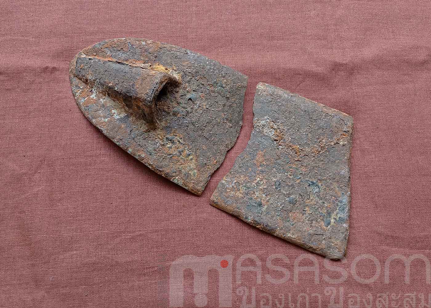 ผานไถโบราณหัก