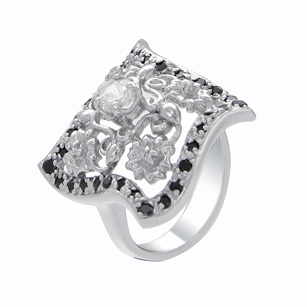 แหวนเพชร ประดับ เพชรCZ แหวนดอกไม้ฉลุโปร่ง ฝังเพชรแบบจิกไข่ปลา สวย เก๋ และมีสไตล์ ดูสวยงามมีดีเทลมากยิ่งขึ้น แสดงถึงรสนิยมที่เรียบหรูระยิบระยับมาก