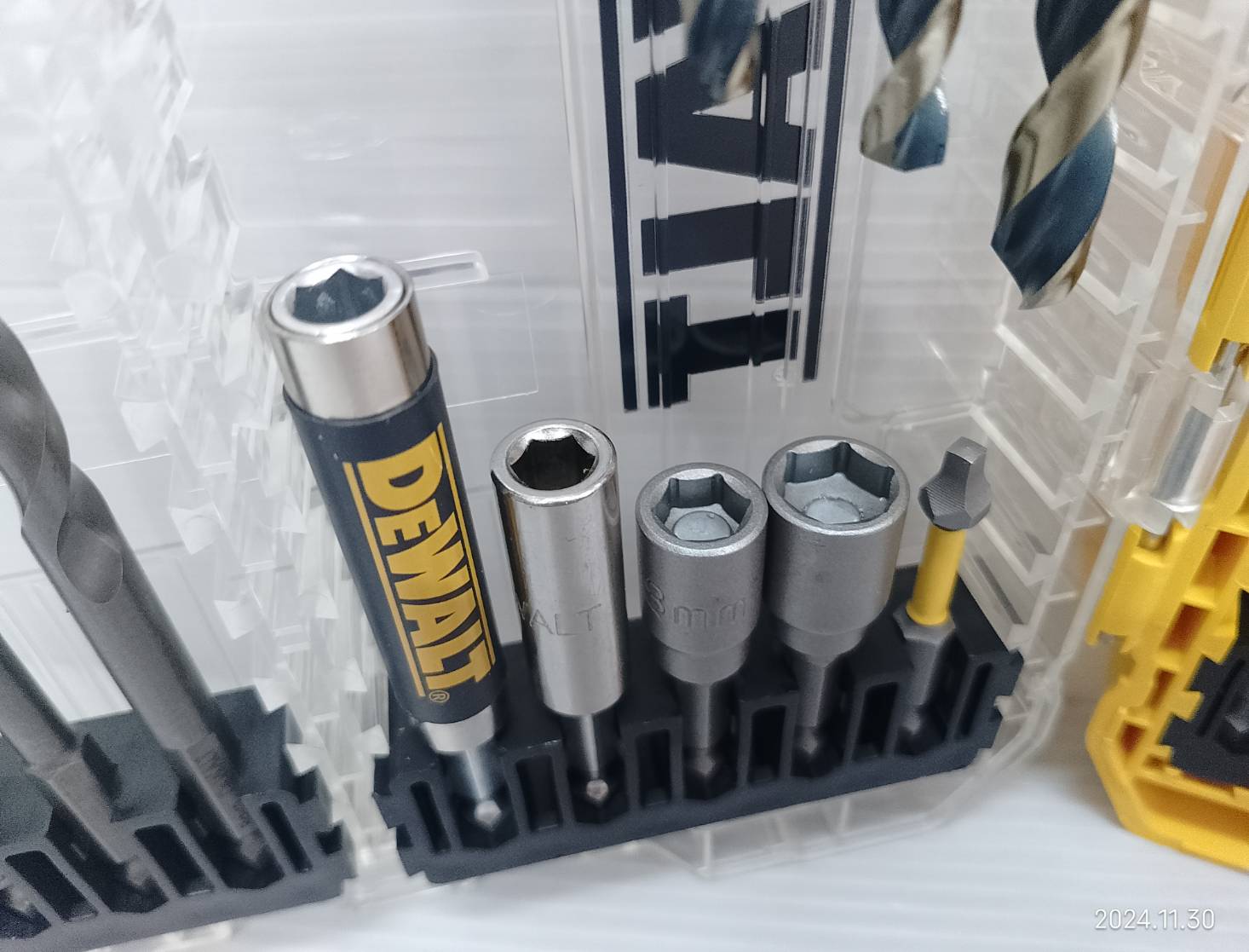 ชุดดอกไขควง DEWALT 100 ปี ให้ดอกสว่านมากถึง 61 ชิ้น รุ่น DWACS61P