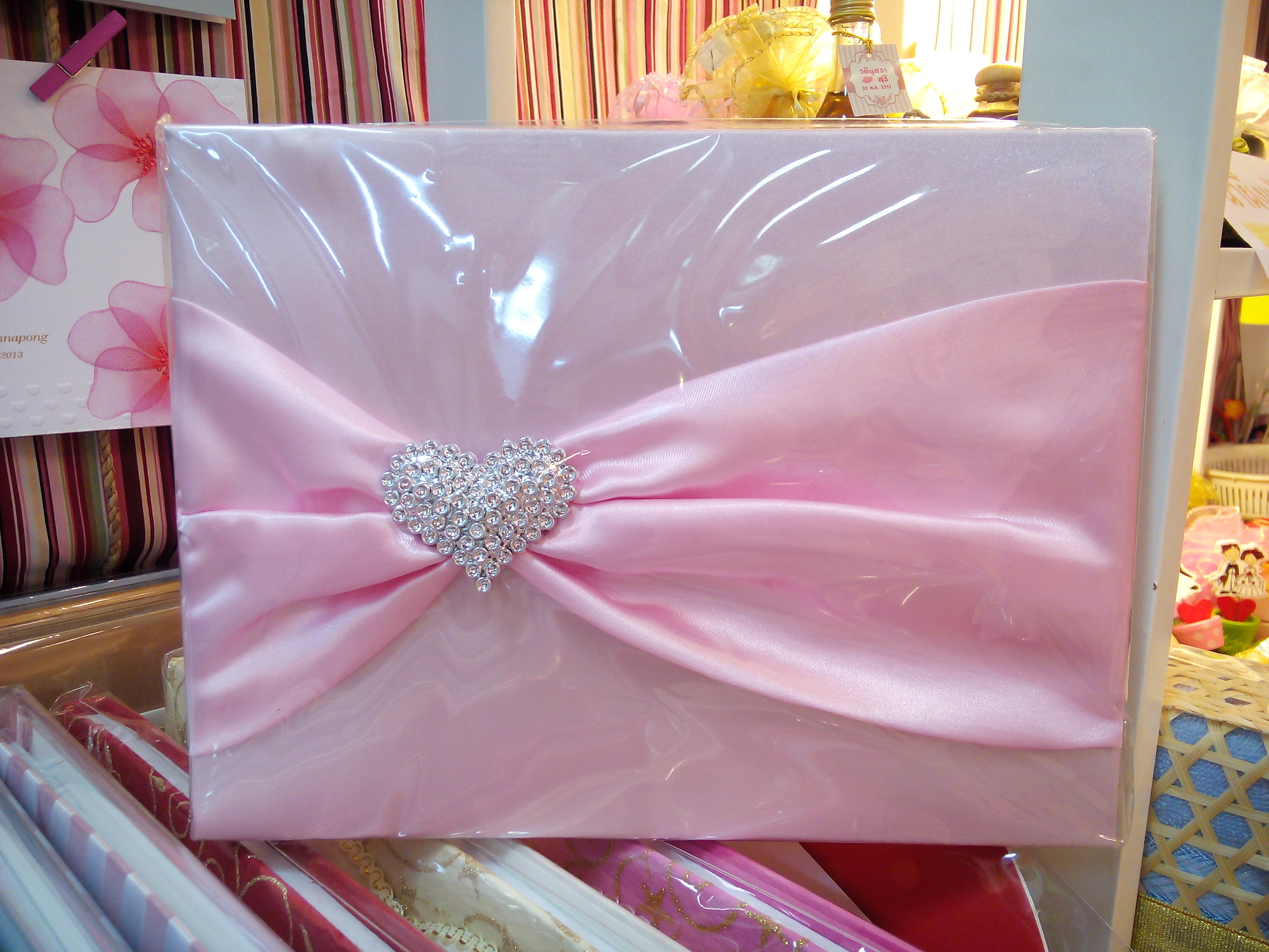 กล่องรับซองหีบสมบัติผ้าไหม คาดโบว์ใหญ่ ติดหัวใจเพชร