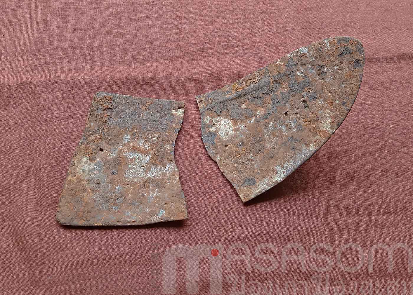 ผานไถโบราณหัก