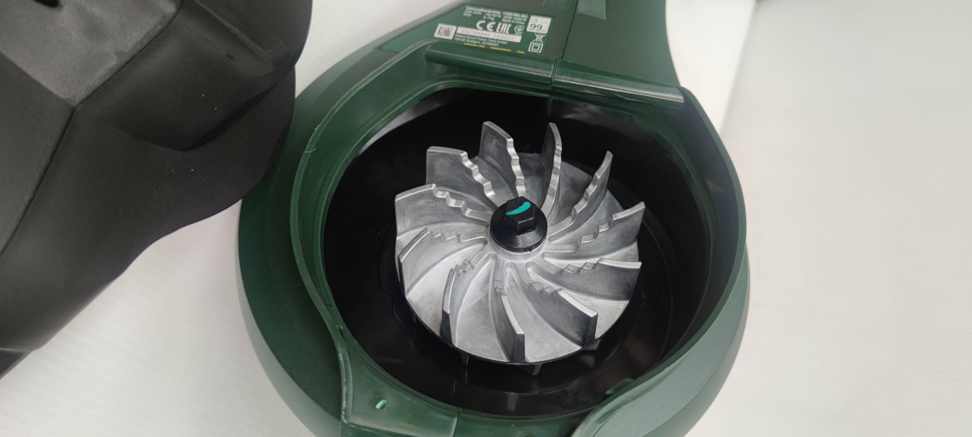 เครื่องดูดเป่าใบไม้ UniversalGardenTidy 3000 BOSCH