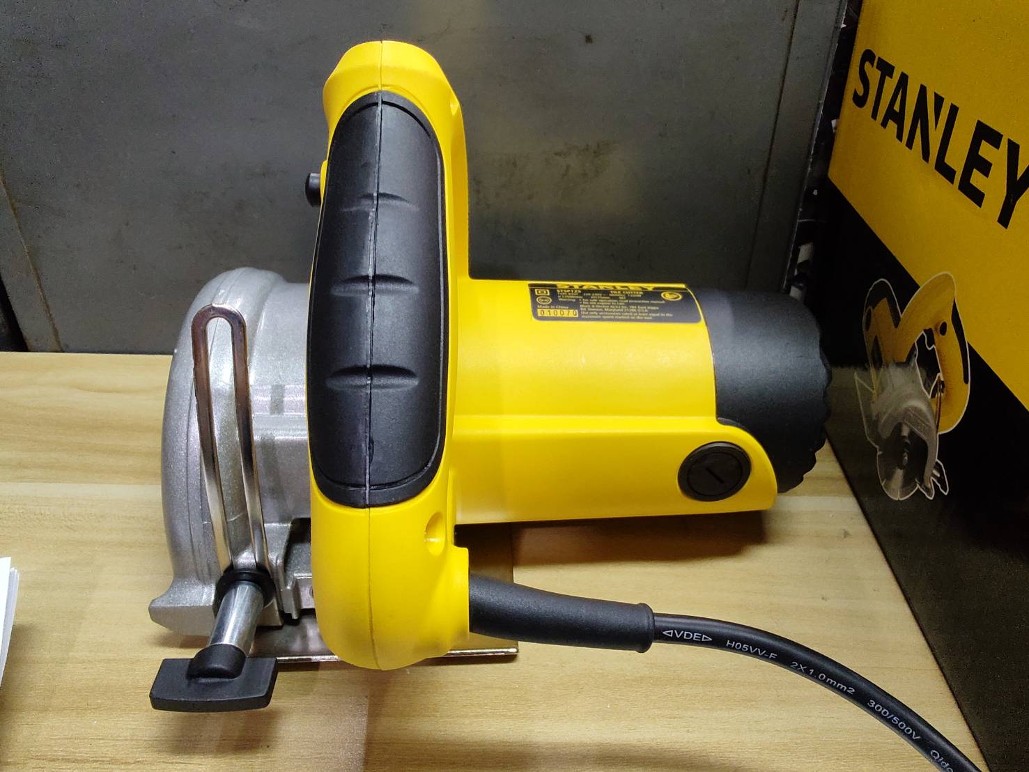 เครื่องตัดกระเบื้อง 4 นิ้ว รุ่น STSP125 (1320วัตต์) STANLEY