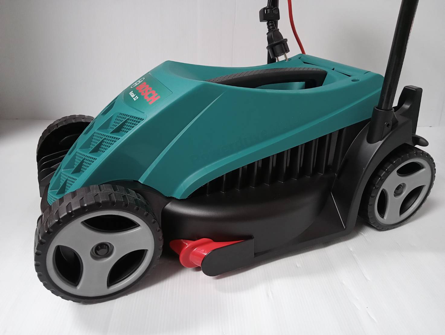 รถเข็นตัดหญ้าไฟฟ้า ROTAK32 BOSCH พร้อมกล่องเก็บหญ้า