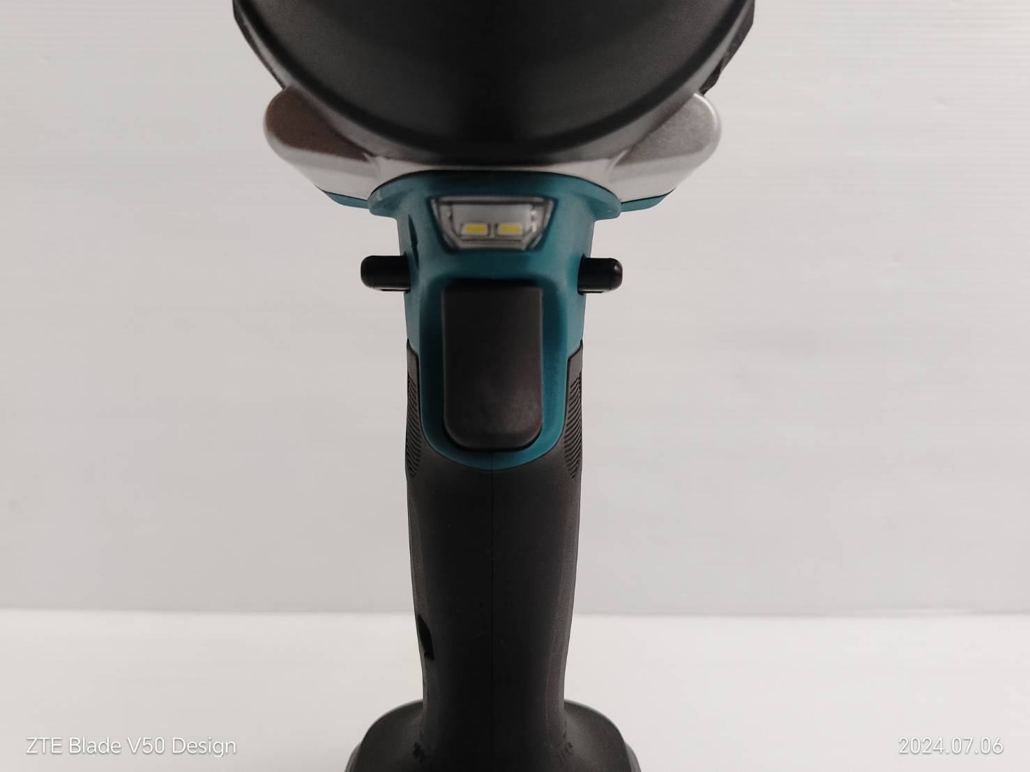 MAKITA เครื่องขันบล๊อกไร้สาย 18 โวลต์ 1/2 นิ้ว + สายสะพาย รุ่น DTW700ZX1