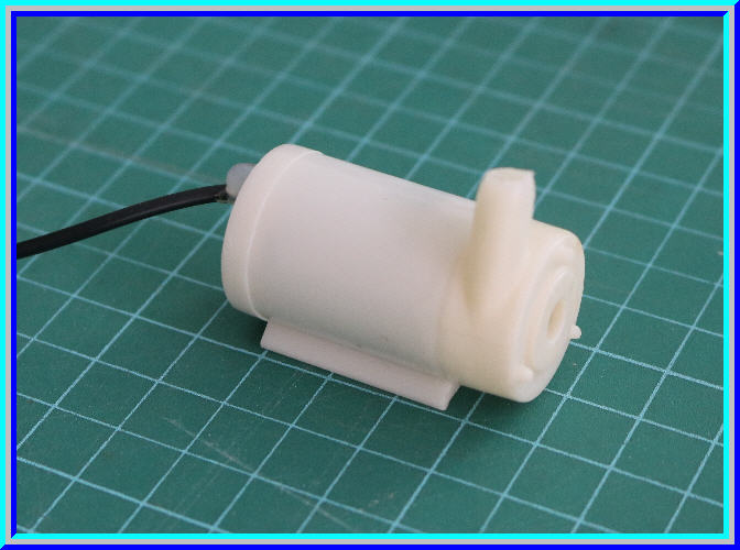 1x ปั๊มน้ำขนาดเล็ก 3-5 Vdc 80-100 L/H สีขาว แนวแกนนอน