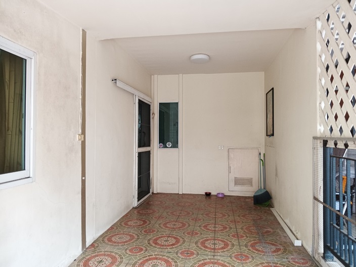 H1179 ขายทาวน์เฮ้าส์ หมู่บ้านพฤกษาวิลล์ 36 สรงประภา-ดอนเมือง 17.5 ตร.วา ตำบลหลักหก อำเภอเมือง ปทุมธานี ต่อเติมหน้าหลัง อยู่ต้นโครงการ