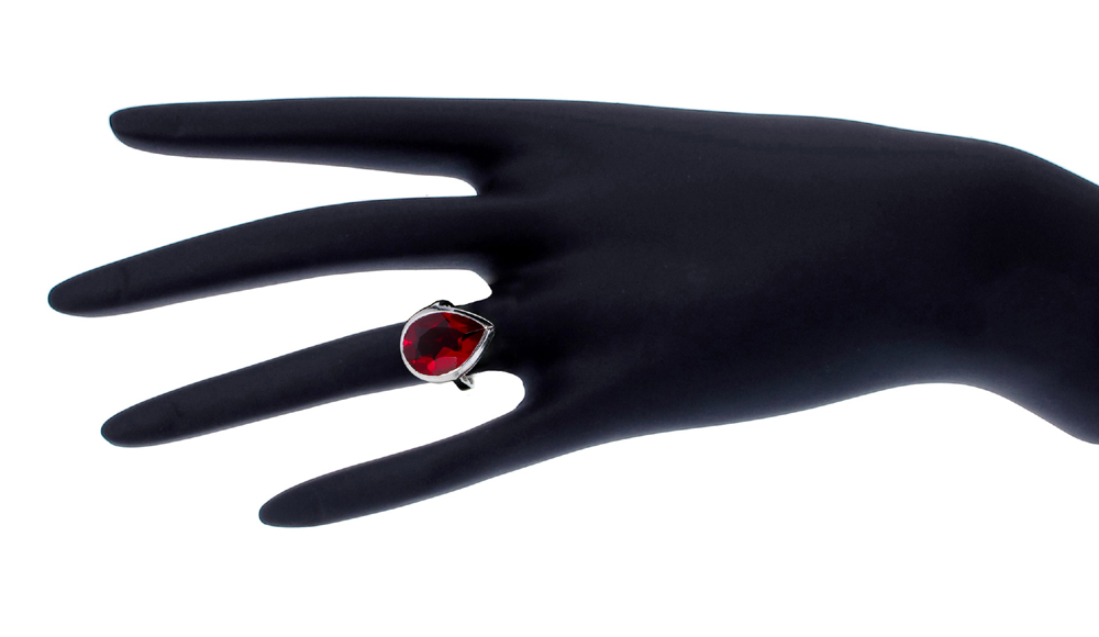 แหวนทองคำขาว ประดับเพชร CZ แหวนพลอยทรงหยดน้ำสีแดง ดีไซน์หรู ออกแบบได้ล้ำสวยเวอร์เริ๊ดๆ งานโดดเด่นไม่เหมือนใคร สยบคนรอบข้างแบบชิวๆ กันไปเลยค่ะ