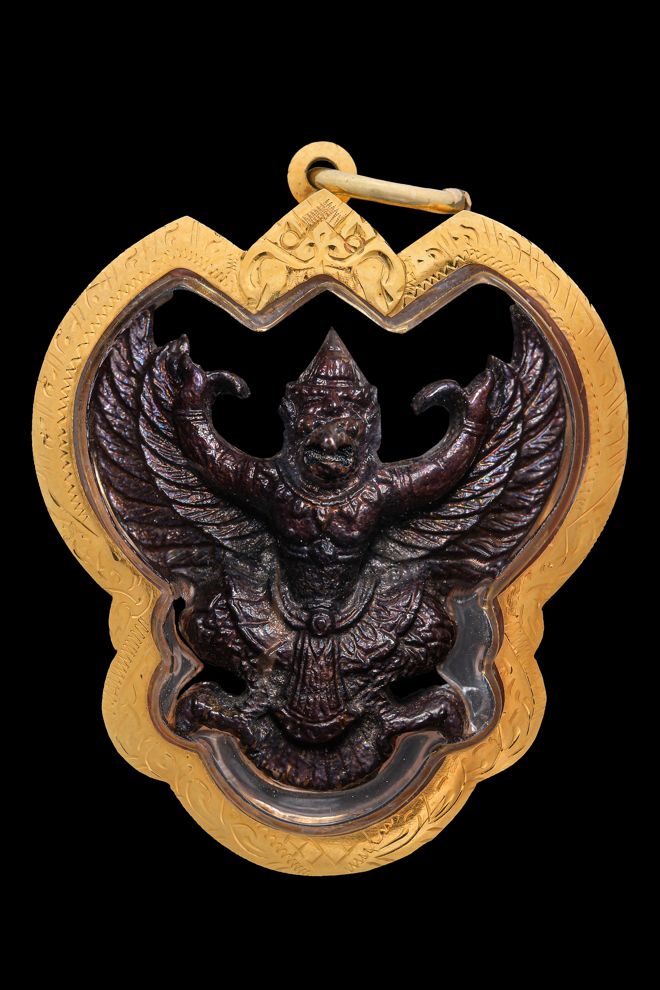 พญาครุฑ หลวงปู่เส็ง วัดบางนา จ.ปทุมธานี เนื้อตะกั่วอาบทองแดง ปีพ.ศ. ๒๕๒๒ รุ่นแรก เป็นรุ่นแรกของเมืองไทยที่ได้รับพระบรมราชานุญาติจากสำนักพระราชวังในการจัดสร้างอย่างถูกต้องเผื่อให้ผู้คนได้นำมาสักการะบูชา พระคัด จมูกคม ผิวรุ้งทองแดง เลี่ยมทอง พร้อมบัตรรับรอง