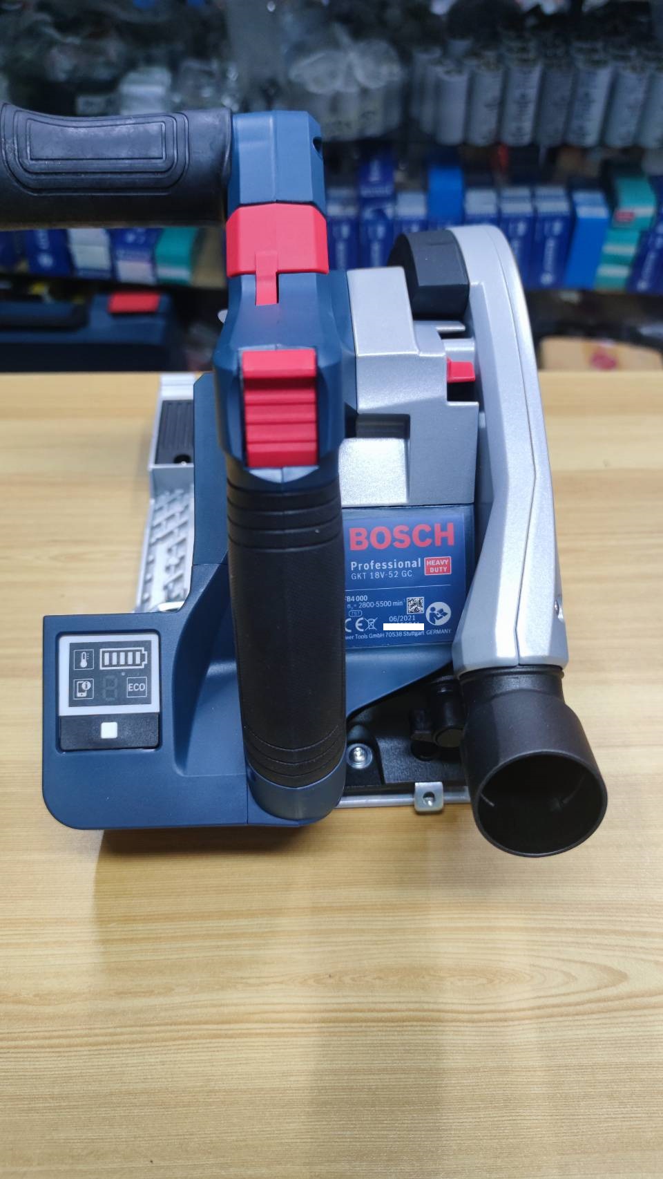 เลื่อยวงเดือนแบบรางไร้สาย GKT18V-52GC BOSCH SOLO (ไม่รวมราง)