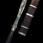 พระขรรค์ หลวงพ่อกวย ชุตินฺธโร วัดโฆสิตาราม (วัดบ้านแค) จังหวัดชัยนาท ด้ามไม้ ฝักไม้ ใบเหล็กขาว ขนาดยาว 12 นิ้ว ศิลป์มาตรฐาน ตอกลายนาคเกี้ยว นาคสมพงษ์ ตอกยันต์บังคับหลวงพ่อกวย ชัดเจน อาทิเช่น ยันต์ยะอุณาโลม / อุปะวะนะยะ / โสธายะ / ยันต์นะซ่อนหัว