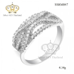 แหวนเพชรcz ประดับเพชร CZ แหวนลายเส้นไขว้ฝังเพชรกลมขาวเรียงแถว มีความเก๋ไก๋ ใส่ติดนิ้วได้ทุกงาน รับรองไม่ซ้ำใครแน่นอน