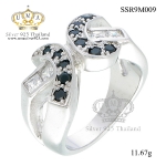 แหวนทองคำขาว ประดับเพชร CZ แหวนดีไซน์เก๋แปลกตา ประดับเพชรกลมดำและเพชรสี่เหลี่ยม ช่วงบ่าแหวนฉลุโปร่ง ออกแบบอย่างคลาสสิคหรูหรา สะดุดตาประทับใจแก่ผู้พบเห็น